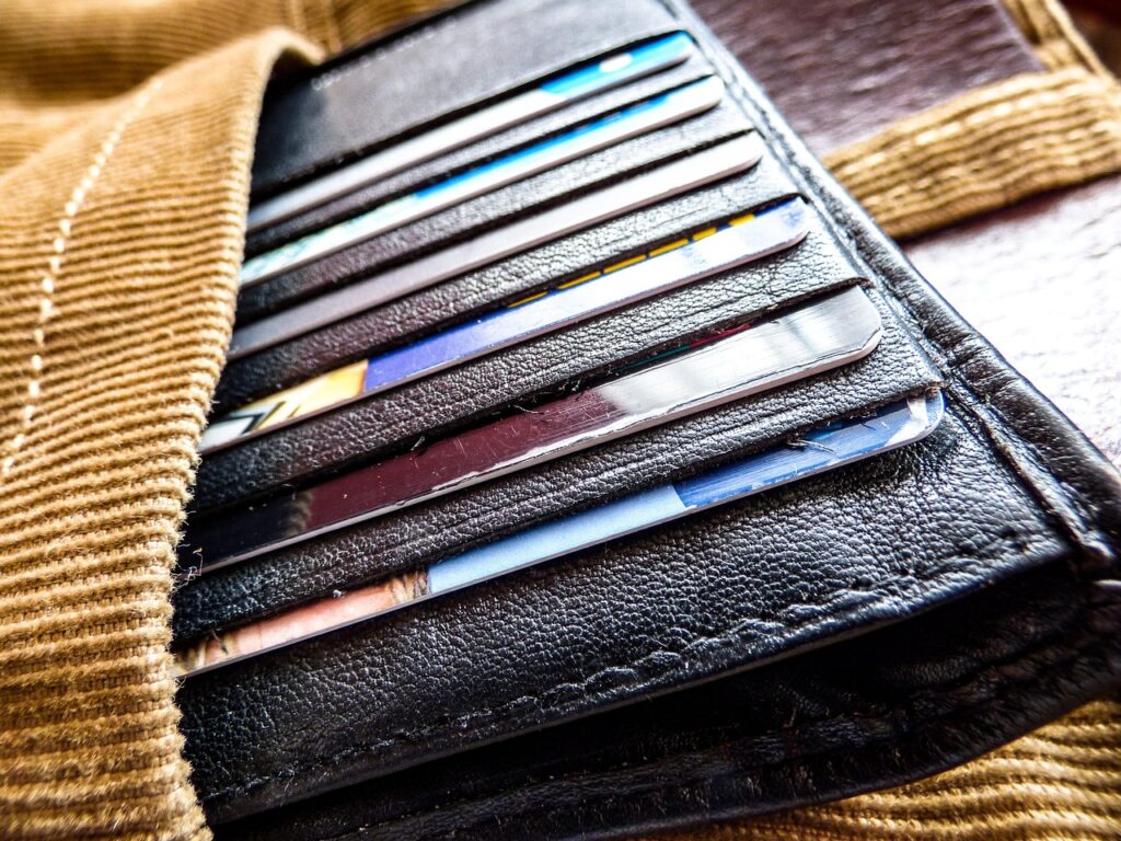 クレジットカードのマイルはどう貯まる？使い方を徹底解説！