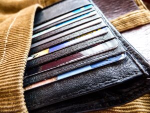 クレジットカードのマイルはどう貯まる？使い方を徹底解説！